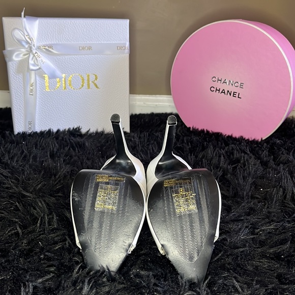 White and black shoes - Picture 2 of 4